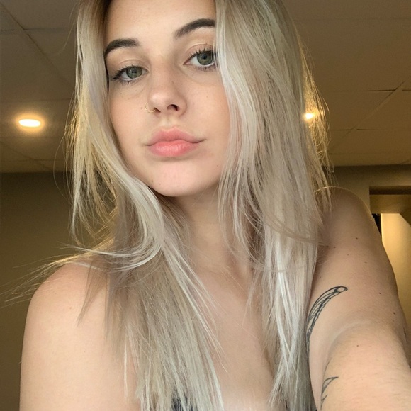 Meet your Posher, Dakota - Picture 1 of 2